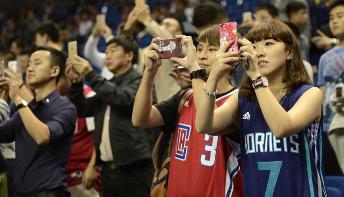 篮球教练如何为不同年龄段的球员制定战术训练方案?_1